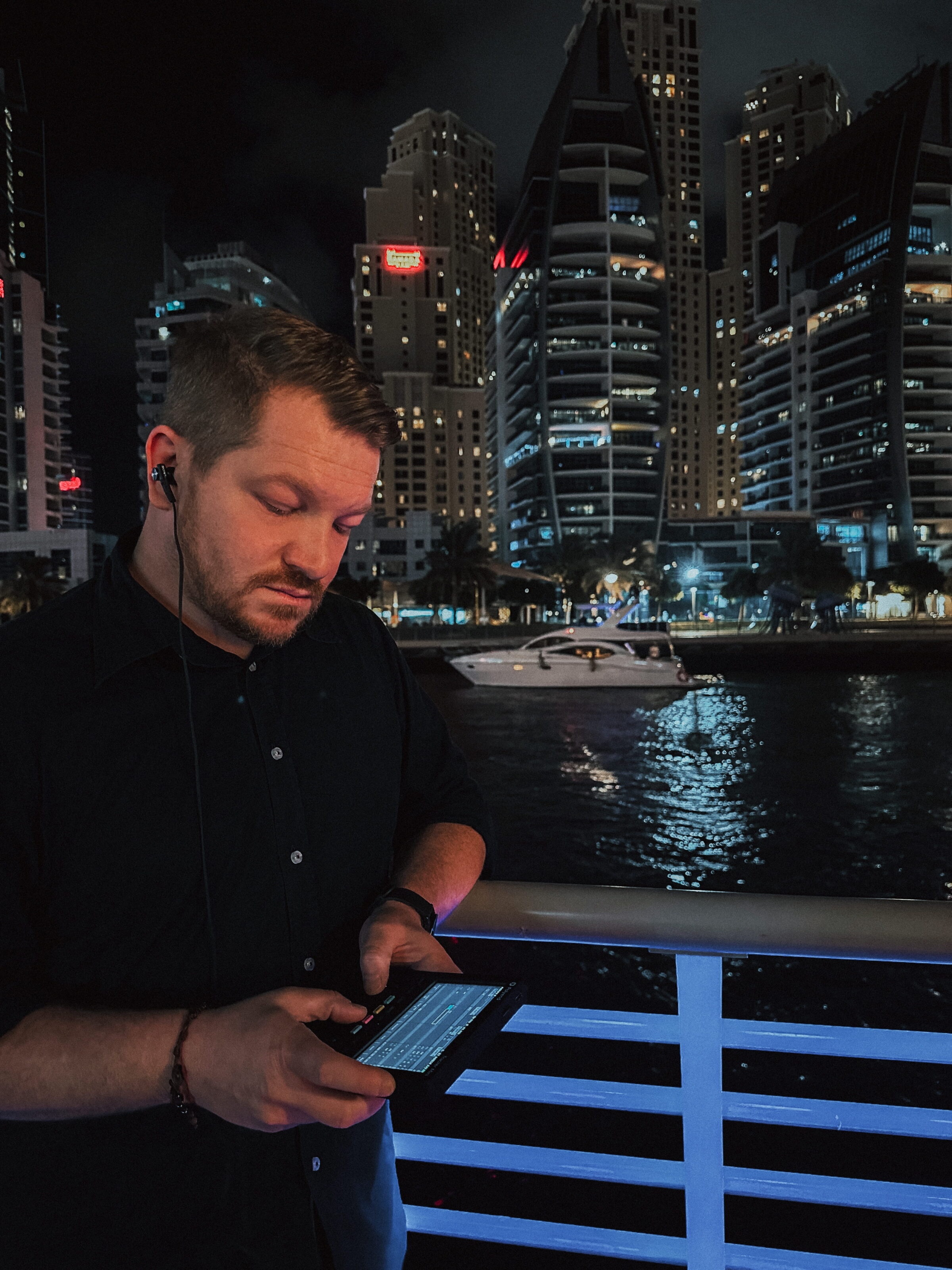 Dubai Marina e musica: come lavoro in viaggio con il Polyend Tracker Mini Matthew S