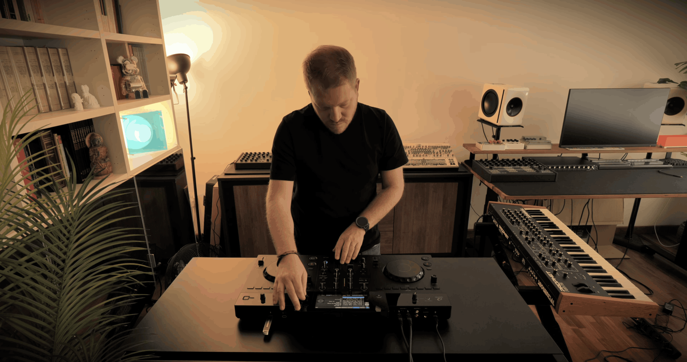 Matthew S (Matteo Scapin) suona con la console DJ all-in-one AlphaTheta XDJ-AN